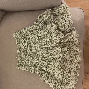 Kjol (finns kvar!!!) - Säljer min zara kjol som inte finns kvar längre💕 Köpt för 500kr. Aldrig använd (nyskick) min andra annons för kjolen finns kvar då personen som vann budet drog sig ur!