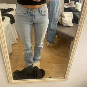 Zara jeans Low waist stl 34 säljer bara för bra pris 299