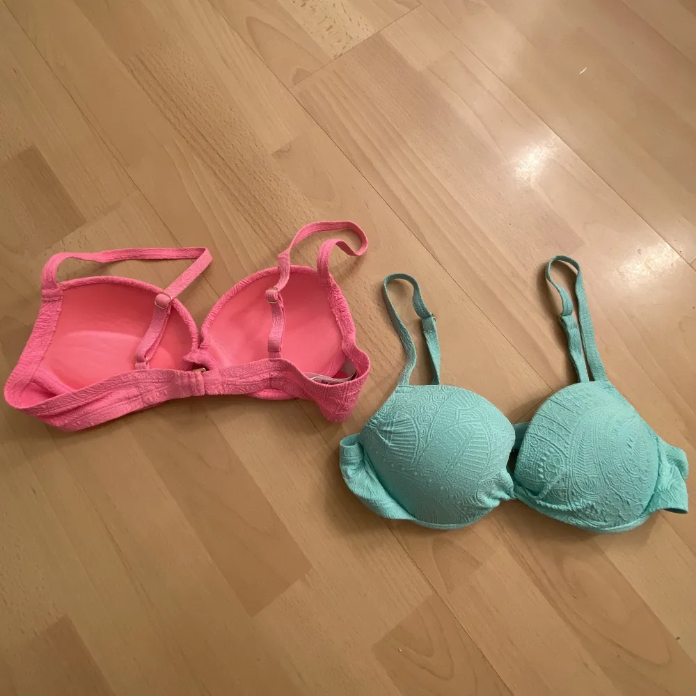 En rosa och en turkos bikini överdel i storlek 36.  40kr för båda. Övrigt.