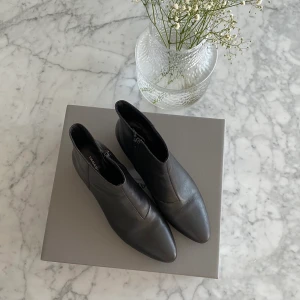 Boots från Vagabond - Boots i läder från Vagabond. Använda fåtal gånger, väldigt bra skick! Köptes för 1200kr, säljer för 400kr.