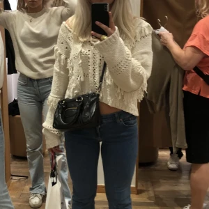 Stickad tröja från Zara - Gratis frakt med köp nu!! Supersöt beige stickad/virkad tröja med fransar ifrån zara. Köptes i somras använd 1 gång. Jättesöt och bra att ha i sommar då den är väldigt luftig. Köptes för 400kr💕
