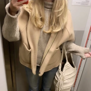 Kappa - Säljer min fina kappa från zara i storlek S. Jag är normalt s/m och den sitter lite overssized på mig! Passar perfekt nu under vinter/våren. Skriv vid frågor, kund står för frakt ❤️‍🔥