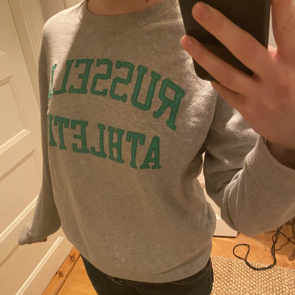 Sweatshirt med snygg grön text! Från russel athletic i storlek M men sitter lite oversized på mig som brukar ha M!!. Hupparit & Collegepaidat.