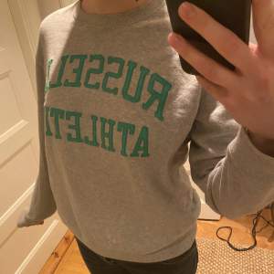 Sweatshirt med snygg grön text! Från russel athletic i storlek M men sitter lite oversized på mig som brukar ha M!!