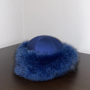 Blå pälsmössa - Världens finaste pälsmössa som tyvääärr är lite för liten för mig. Har för mig att den är storlek 56.  