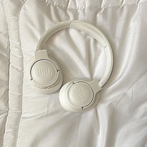 JBL hörlurar - JBL TUNE 760nc bluetooth hörlurar i nyskick. Nypris 1250kr 🙌Noicecancelling och 50 timmar batteritid! Sparsamt använda några gånger. Laddare saknas och en väldigt liten repa därav priset men annars nyskick. Skriv för fler bilder eller funderingar. 😊