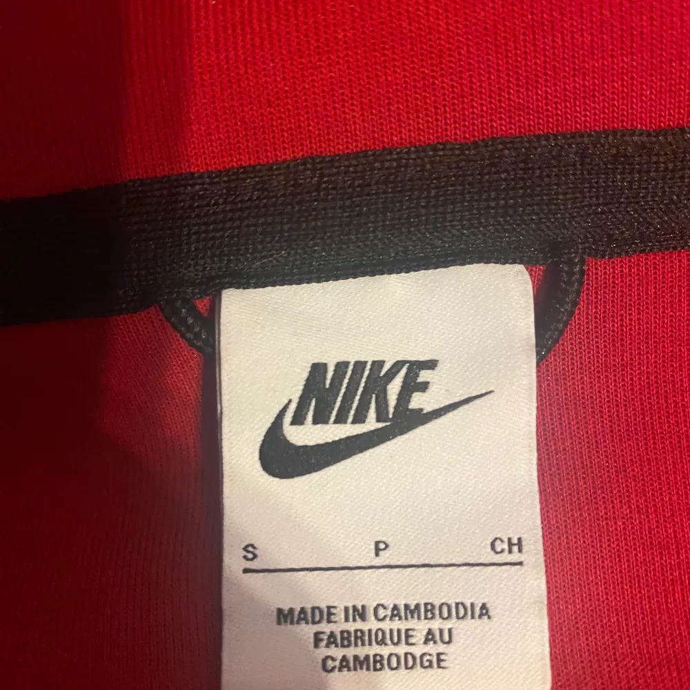 Säljer min röda Nike tech som aldrig kommer till användning🤍 Den är i st S och är i nyskick! Priset kan diskuteras! Original pris 1349kr. Hoodies.