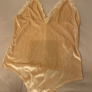 BODY BIKBOK - väldigt skön body från bikbok i sammet. Bodyn är mer rosa i verkligheten. Storlek M använd 2 gånger säljes för 30 kr