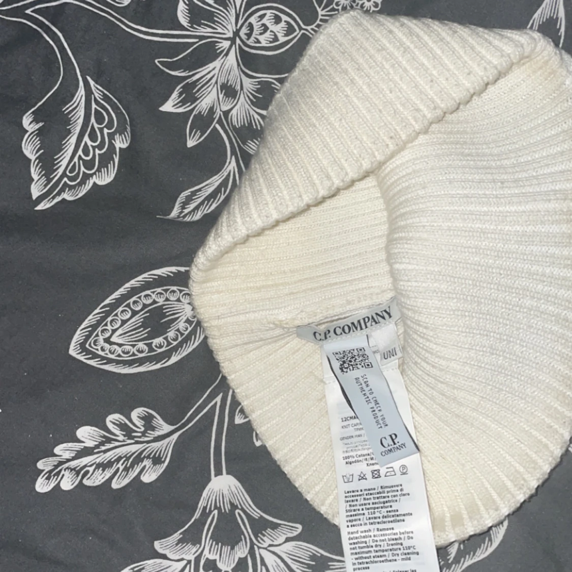 C.P Company mössa vit  - 90