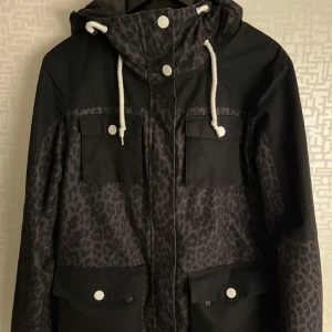 Skidjacka CLWR - Väldigt fin och bevarad jacka med leopardmönster från Colour wear❄️Köpte i butik för cirka 3 år sedan, men nästan inte använd. Finns heller inte att få tag på i butik. Skriv för flera bilder😊
