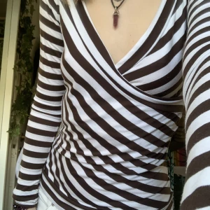 randig långärmad tröja  - jätte söt långärmad randig tröja som jag köpt på second hand! märket är amisu, storlek M, men ganska liten i storleken:)