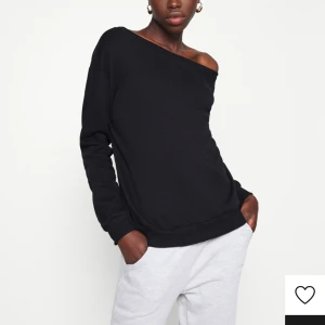 Svart tröja  - Lite off shoulder. Så fin och bra kvalite. 