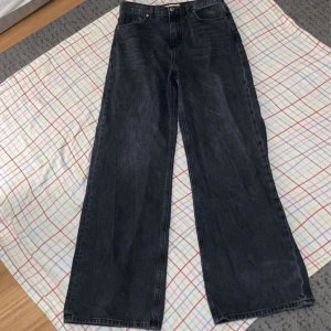 Baggy jeans - De är gråsvarta, inga defekter eller något sånt, som nya. Kp för flera bilder 