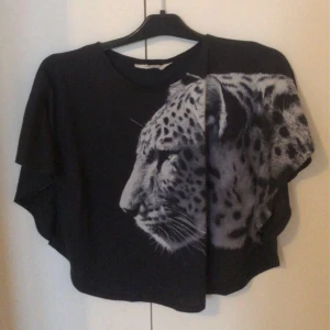 Svart T-shitt - Svart T-Shirt från H&M. Använd få tal gånger. 