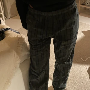 Mjukisbyxor - Grönrutiga pyjamasbyxor som ej kommer till användning! Köptes hösten 2021💗 går även att vika ner kanten för mer lågmidjade (som på bilderna)💗 Har klippt bort lappen så vet ej strl men skulle gissa på S/M, men passar mig som har Xs/S