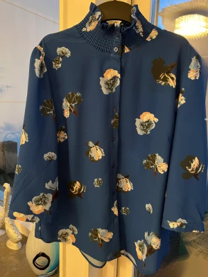 Blus - Jätte fin tröja har använt en gång 