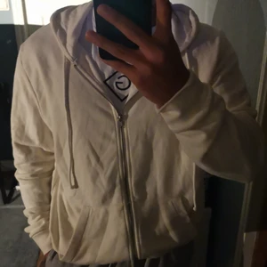 Zip tröja från Hm - Beige Zip hoodie från HM, varan är lite använt men sitter fortfarande fint. Finns ett kaffefläckt på backre arm, inget annat problem, storlek L