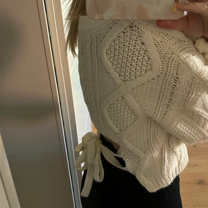 Stickad tröja med knyte  - Stickad tröja med knyte där bak från NA-KD i storleken xxs 💓 Aldrig använd!