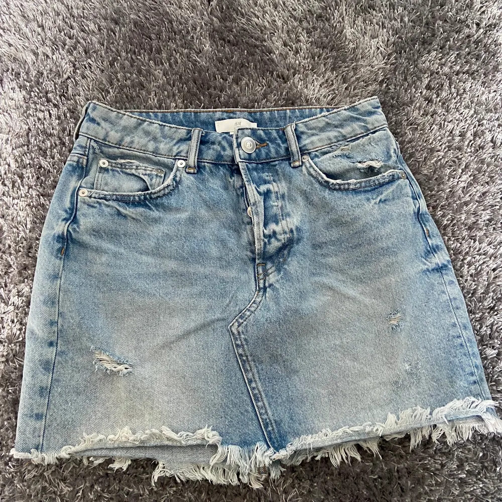 Superfin jeanskjol i storlek 34 från H&M. Säljer pga blivit för liten. Mycket fint skick!!. Kjolar.