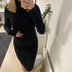Svart stickad klänning - Svart stretchig stickad klänning i strl xs men passar absolut även s-m🥰 Fint skick och superskön. Inte alls stickig! Polo