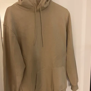 Hoodie - Oanvänd hoodie från HM i en fin beige färg