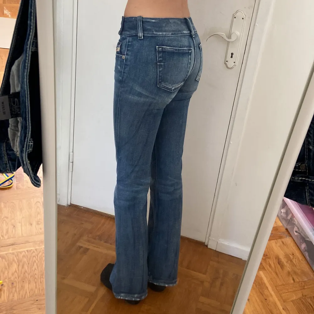 Säljer lågmidjade jeans från Diesel för jag har för många. Skicket är superbra, köpta från Tradera men aldrig använda av mig. Jag är 177cm som referens och längden är perfekt.  . Jeans & Byxor.