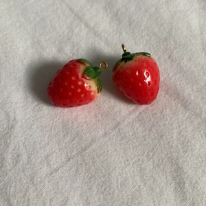 Jordgubbsberlocker - Två jorgubbsberlocker🍓skriv till mig om ni vill veta om frakten✨15kr för båda
