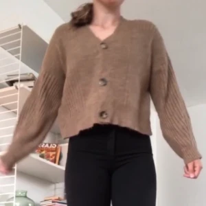 Cardigan - Trendig, brun, oversized kofta/cardigan från chiquelle. Den är köpt för 400, men säljs för 110 kr! Onesize, men skulle säga att den passar Xs-M. Toppenskick, köpare står för frakt och kom gärna privat vid eventuella frågor💗