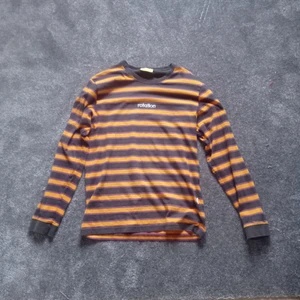 Randig tröja från rotation M - Nyskick, köpt på Carlings, normal i storlek