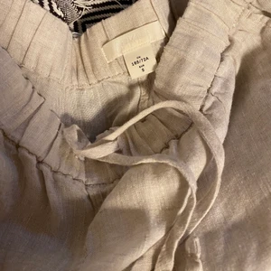 Ljusbeigea linnebyxor från Arket🫶🏼 - Ljusbeigea linnebyxor från Arket, dvs ÄKTA linnebyxor!! Storlek S, som nya (inte strukna på bilden). Nypris 700/800 kr. 
