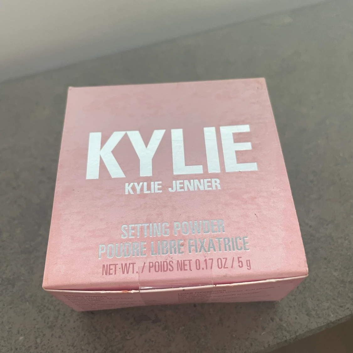 Kylie Jenners setting powder 