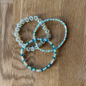 Pärlarmband - Pärlarmband med valfri storlek, färg & mönster 💐 2 armband för 32kr, 3 armband för 42kr, 4 armband för 52kr, 5 armband för 62kr. Blomarmband kostar 40kr Frakten kostar 13kr 🌸