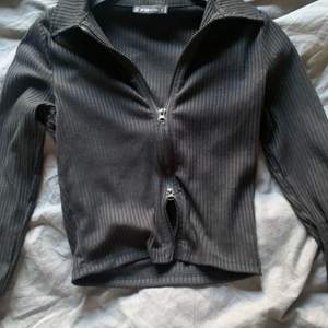 säljer denna fina svarta tröja  som går att justera där fram på grund av att den inte kommit till användning och blivit för liten❤️ ( den är dock lite liten i storlek ) 