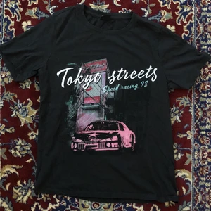 T-shirt med tryck - Svart T-shirt med tryck. Bra skick!