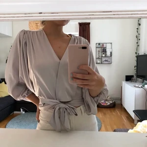 Sidenblus - Sååå fin blus i siden-liknande material från BikBok. Den är aldrig använd med prislapp kvar, andra bilden är lånad (det är en annan färg på den bilden). Originalpris: 249 (pris kan diskuteras!!)
