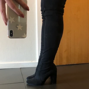 Overknee boots  - Stövlar som går upp över knäet i mocka, från Nelly, storlek 37. Inget smuts i mockan förutom vid klacken. Nypris 600 kr.