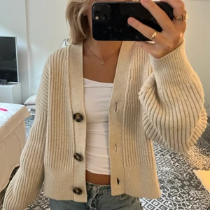 beige kofta - super söt och skön kofta!! knappt använd 🧡 70kr+frakt 