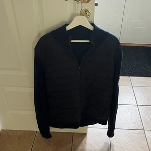 J Lindeberg jacka - Tjena säljer min j lindeberg jacka (som är slutsåld) för den har blivit för stor! Den är väldigt bra skicka använd några gånger men känns som ny typ. Skulle säga att den passar XL/XXL. Pris kan diskuteras/byten! Skriv privat för mer frågor. 