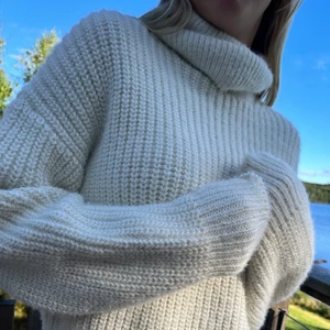 Stickad tröja - Gosig vit stickad tröja från H&M🤍 Aldig använd🫶🏼 Kontakta vid intresse🤍