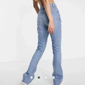 Supersnygga långa jeans från ASOS  - Jättefina jeans från Asos som är HELT NYA! Välj helst inte köp nu🤍
