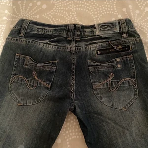 Jeans - Lågmidjade Jeans köpte här på plick men säljer då dom tyvärr inte passade mig💞 storlek M men skulle säga S💞 ❌lånad bild❌