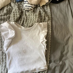 Volang topp - En volang topp ( ganska populär) köpt för typ ett  halv år sedan men aldrig använd.  Ny pris 119 men säljer för 90 + frakt 