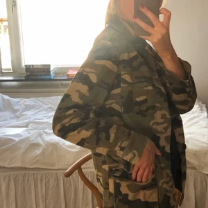 Höstjacka NAKD  - Säljer denna höst/vår-jacka från NAKD. Köpt för två år sedan men endast använd ett fåtal gånger. Fin kamouflage-grön färg och knäpps med knappar. Står ingen storlek och minns inte vilken storlek jag köpte, men känns som en Xs/S. Priset kan diskuteras! 