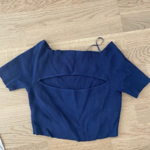 Crop top - Marinblå crop top från pull&bear. Stl M men sitter som en S. 120kr inkl frakt 🥰
