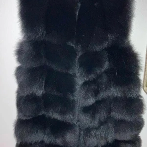 Pälsväst strl S - Pälsväst äkta päls Sparsamt använd Fräsch och i bra skick Nypris 2000 kr och säljer den för 1000 kr Kan både frakta (köparen står för frakten) och mötas upp i Örebro