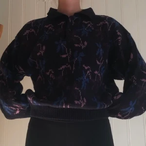 Stickad tröja med krage  - Supermysig stickad tröja jag köpt secondhand i Paris. Lite oversized på mig som vanligtvis har S men väldigt mysig! Bra skick, fina färger! 