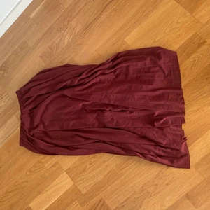 Kjol - Lång rak mörkröd kjol, fin höstfärg