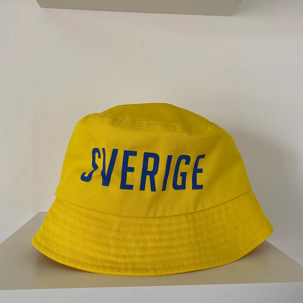 En super cool Sverige hatt 🧢 🇸🇪. Accessoarer.