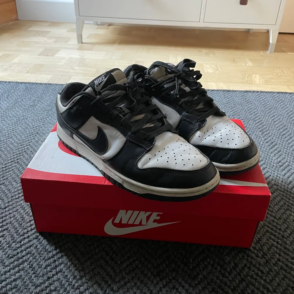 Säljer dessa Nike sb dunks panda i bra skick. Några skador som heel drag (sista bild) och väldigt små märken på innersidorna (syns på första bilden) Nypris ca 2200. Kom privat för fler bilder eller frågor!. Skor.