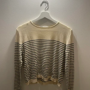 Stickad tröja  - En fin randig stickad tröja från zara i storlek S.Tröjan är helt oanvänd :)